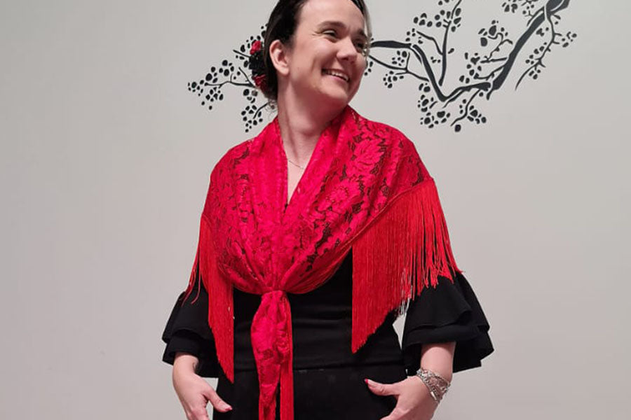 Mujer con mantón de encaje flamenco - Accesorios Flamencos Nayla Moda